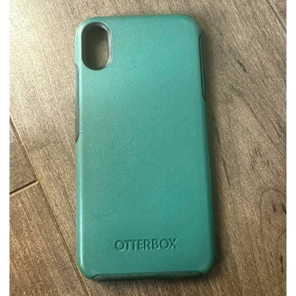 Apple iPhone 11 Hunter Green Otterbox used but hood condition.